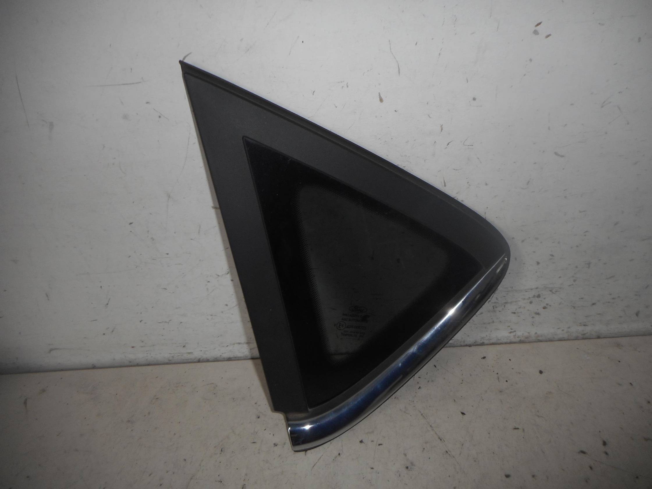 Fisso parafango post. sx.